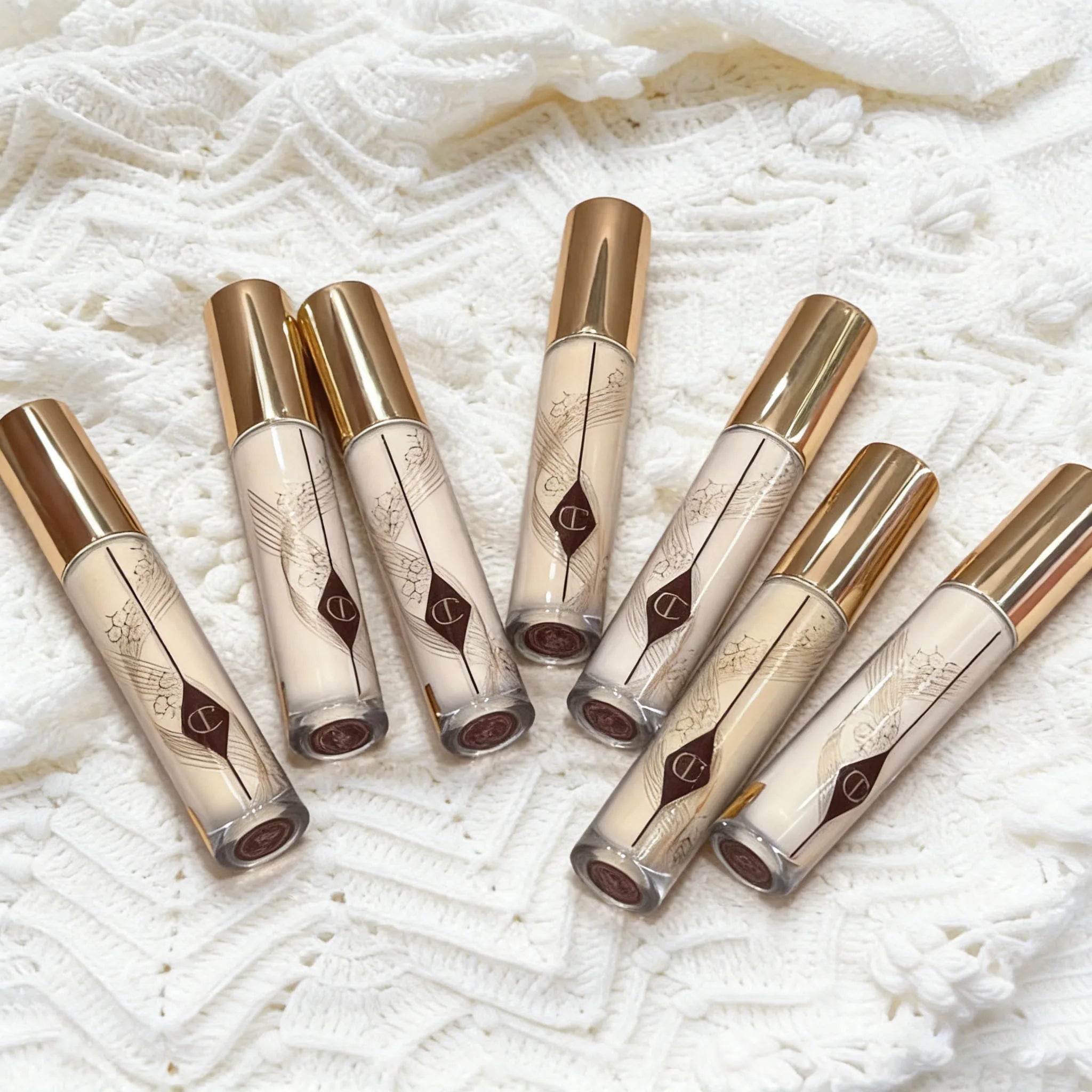 Charlotte Tilbury Softening Essence Concealer Honey Brightening in The Face Covering Spots Covering Dark Circles Under The Eyes
